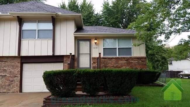 Building Photo - 1410 E Willow Dr