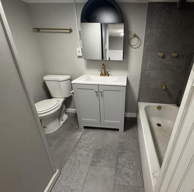 Building Photo - 2101 Delesseps Ave Unit B