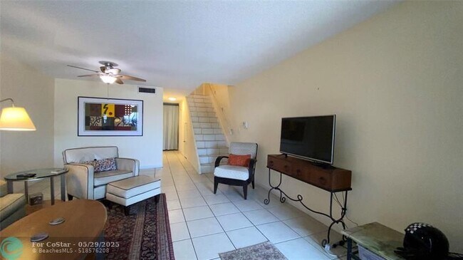 Photo - 2851 NE 60th St