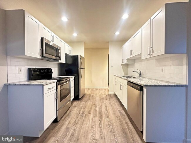 Building Photo - 200 Spruce St Unit C7 Rental