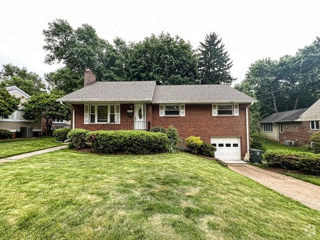 Building Photo - Sunny and Bright 4 Bedroom 3 Bath 2 Level ... Rental
