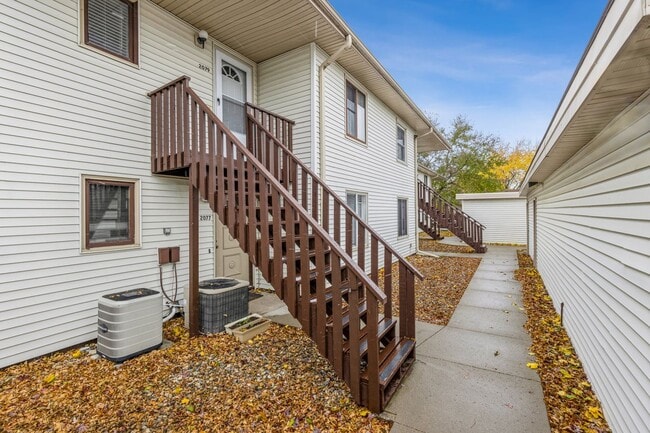 Building Photo - UPDATED CONDO!! 2 Bedroom, 1 Bathroom Condo In Ankeny