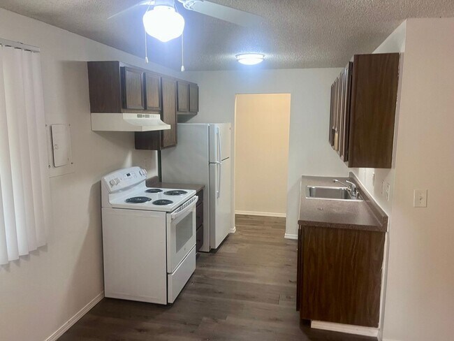 Photo - Single level top floor 1 bed Flat w/Covere... Unidad 3404