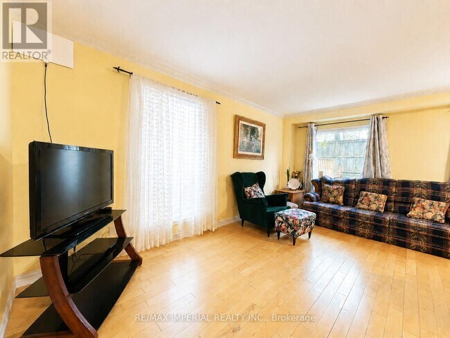 Photo - 2955 Thomas St