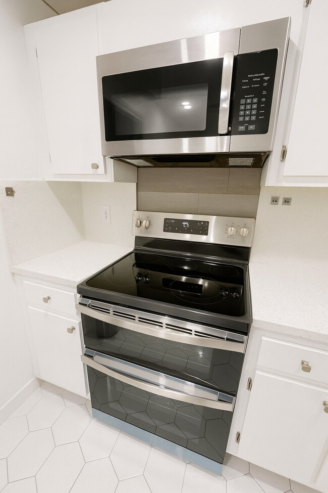 Kitchen Appliance - New Oven + Air fryer - 4030 W Palm Aire Dr Unit 407