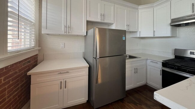 Photo - Leeward Apts...New York Style..Gorgeous Newly Remodeled!