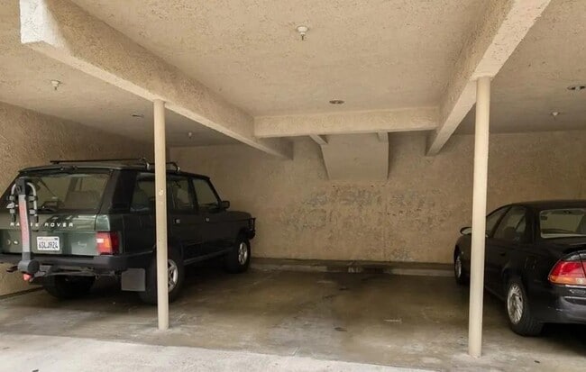 Building Photo - 1340 Mayflower Ave Rental
