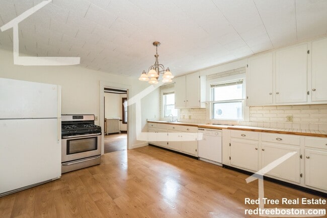 Building Photo - 9/1 Spacious Oak Square 4BR/2BA w/free laundry, parking, deck!