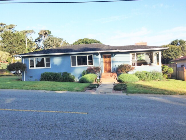 Spacious 2 Bedroom Home with Ocean Views - Spacious 2 Bedroom Home with Ocean Views