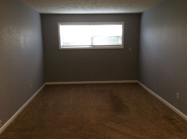Building Photo - 365-2 Elmwood Dr Unit 2