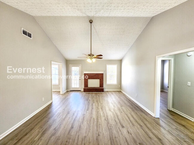 Photo - 511 White Oak Dr