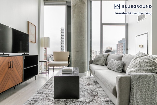 Photo - 311 W Illinois St Unit SI FL19-ID1135