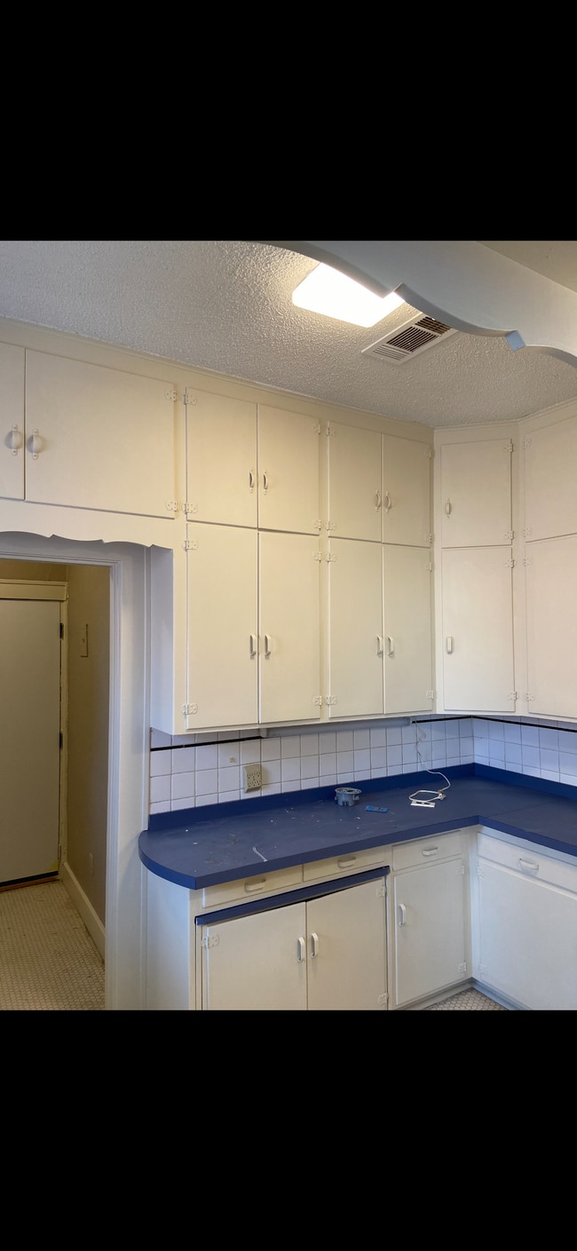 Photo - 1102 W 6th Ave