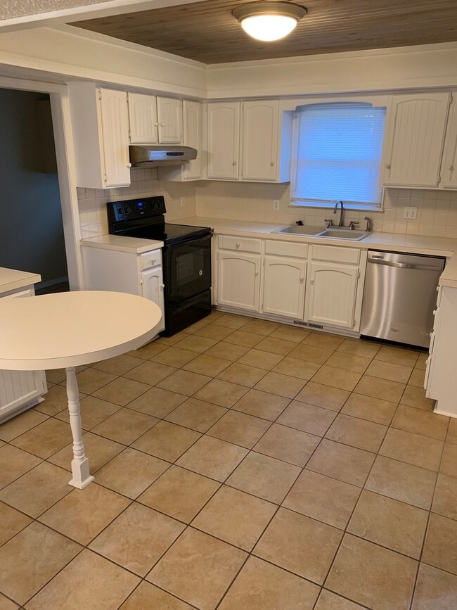 Photo - 3 Bedroom 2 Bathroom across from Kickapoo High School $1,495!