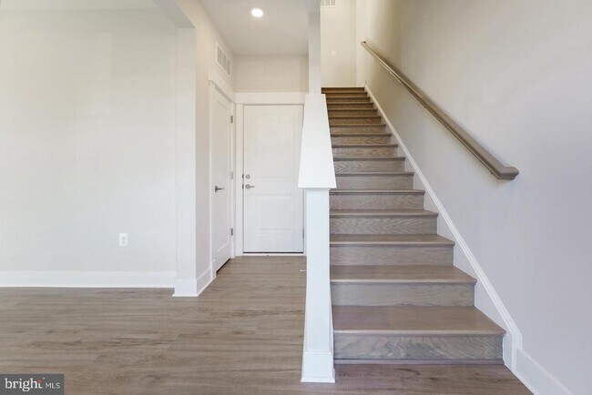 Photo - 945 Sycamore Dr SE