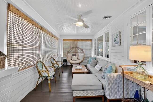 Photo - 235 10th Ave NE