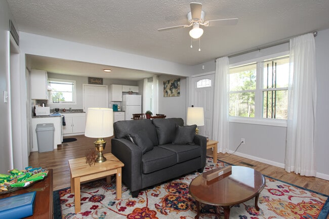 Shared livingroom - 703 Celeste Ave Unit House