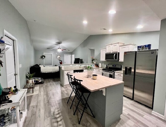 Photo - 460 Conifer St