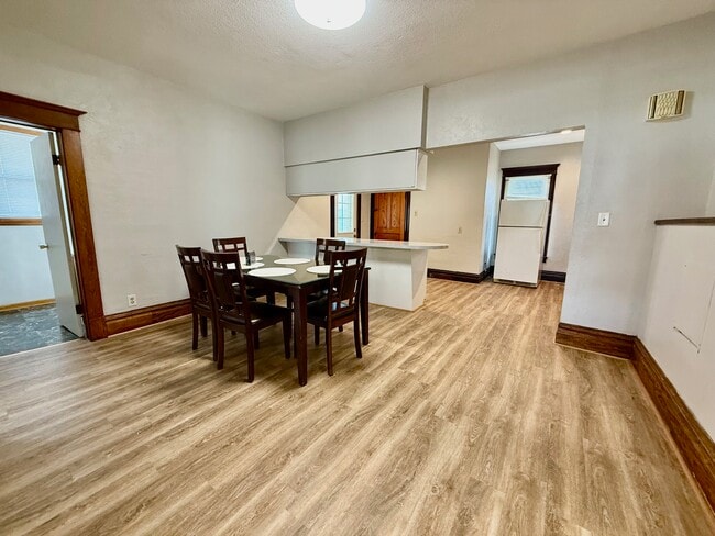 Photo - 602 1st St NW