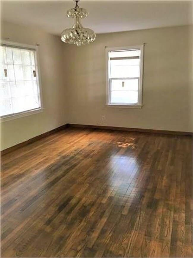 1411 Greenbriar Dr