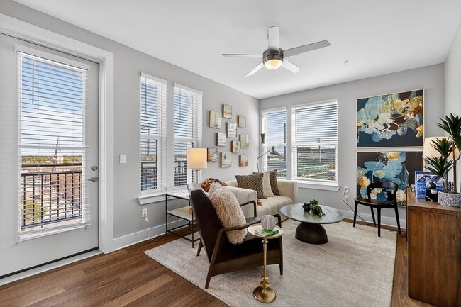 02_960_E_Adams_St_Jacksonville_FL_32202-Sala_de_estar-IMG_2330 - RISE Doro