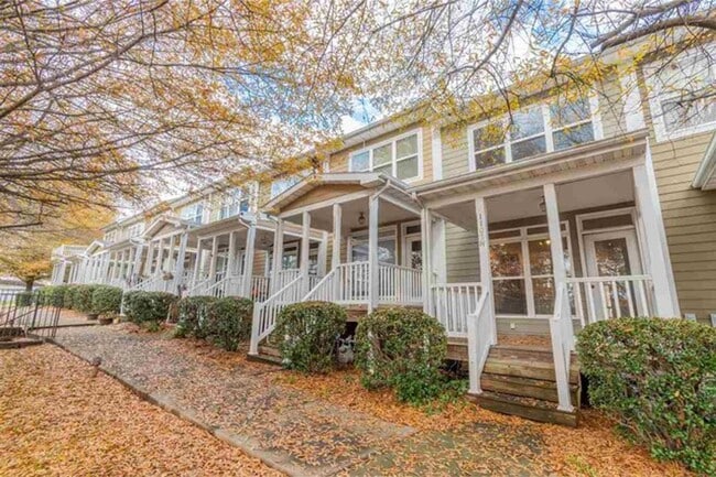 Building Photo - Spacious, Light-Filled Home Minutes from C...