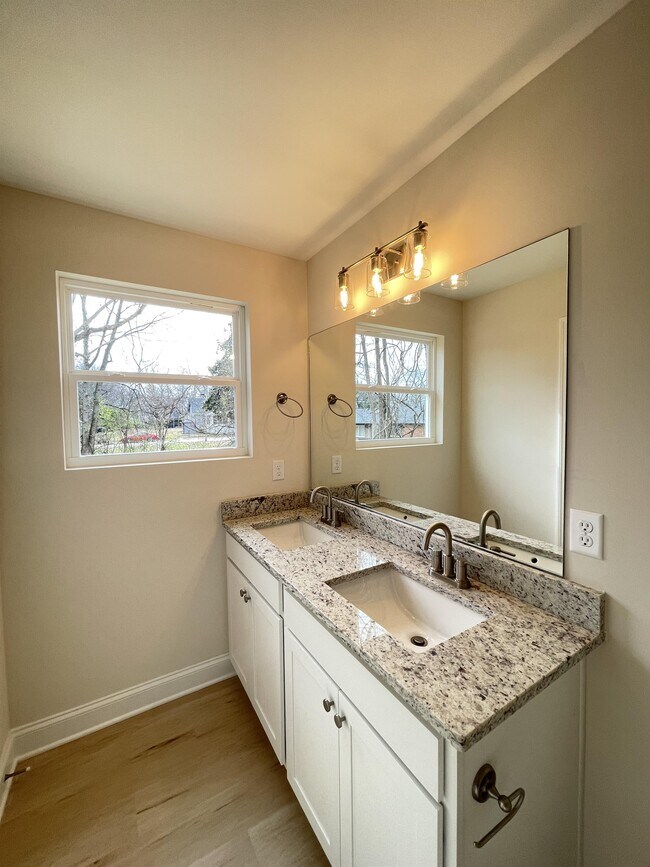 Photo - 307 W 42nd St