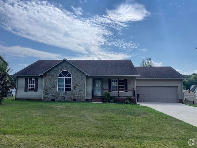 Building Photo - 3-4 Bed with 2 full baths and 2 car garage... Rental