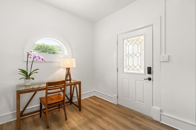 Photo - 206 E Geer St