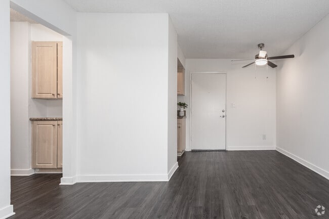 1 habitación, 1 baño - 563 pies cuadrados - Comedor - Piccadilly Square