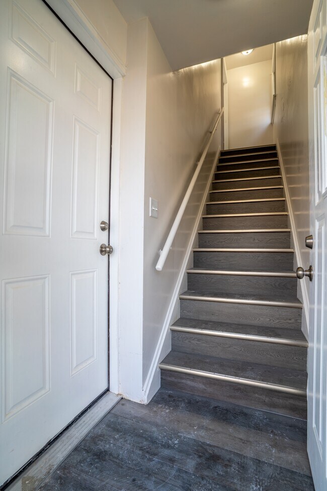 Escaleras de entrada principal - 83 Sheridan St Unidad 2