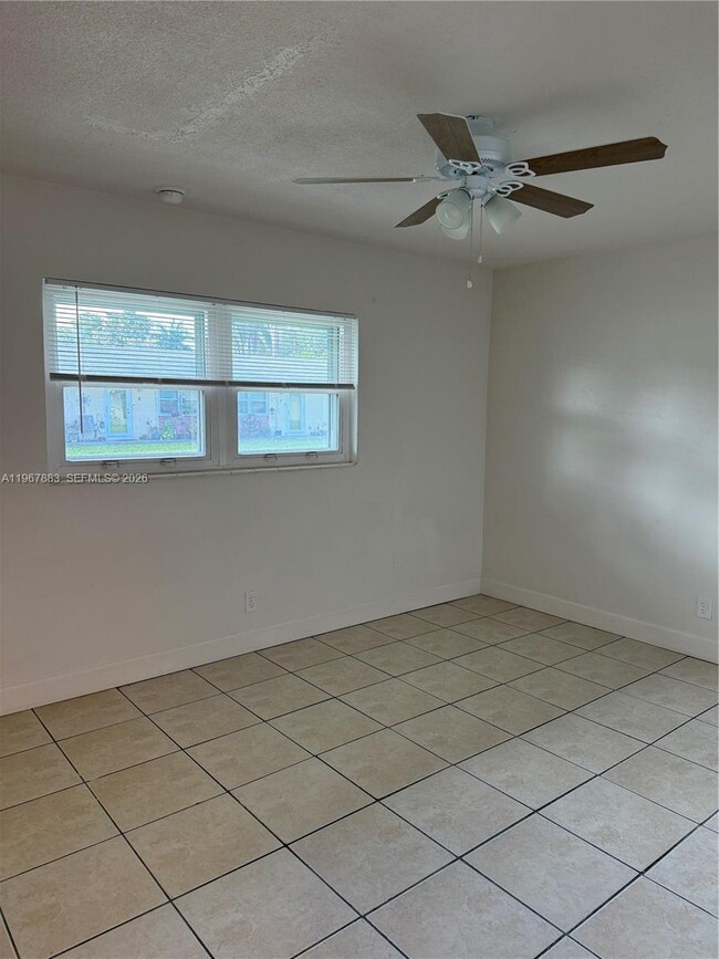 Photo - 4531 SW 32nd Ave Unidad 2