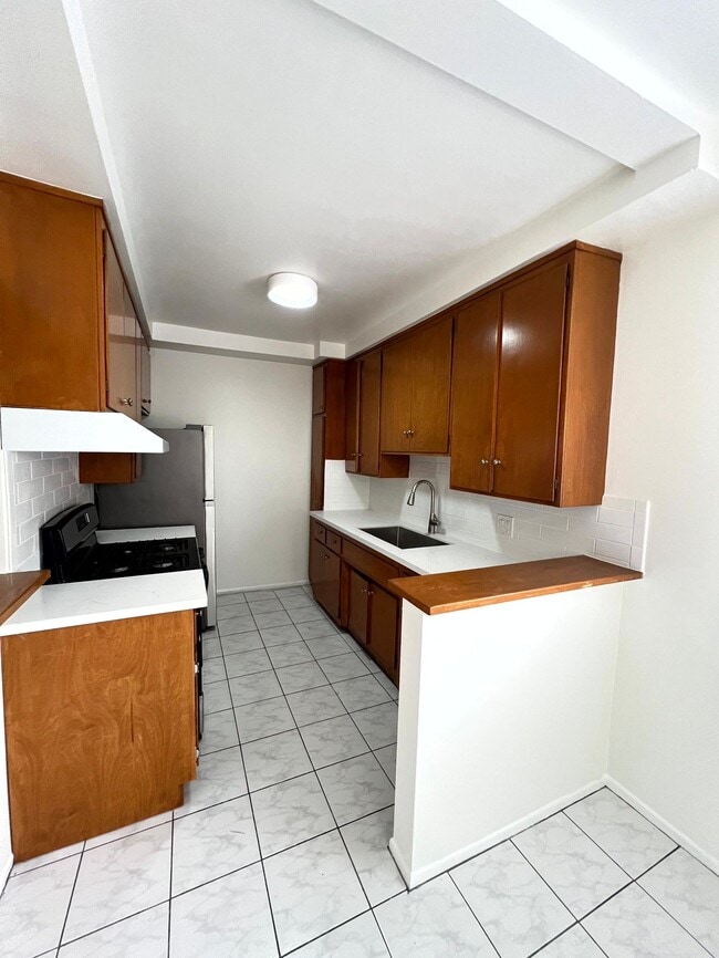1322 Amherst Ave Unit 8