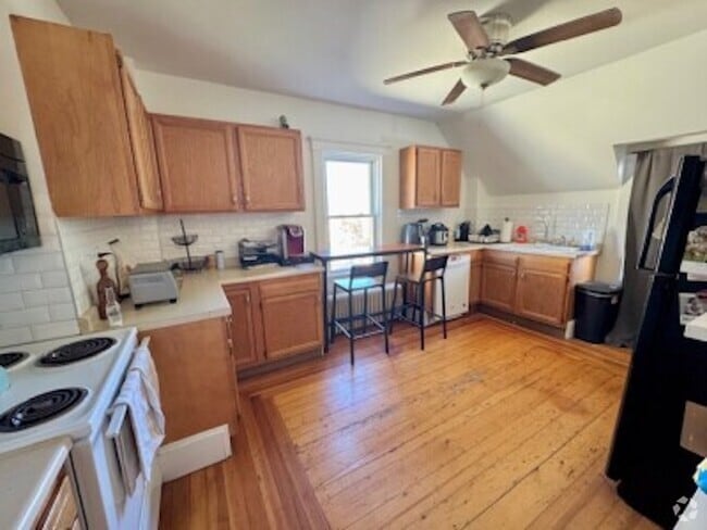 Building Photo - 8 Trafford St Unit 2 Rental