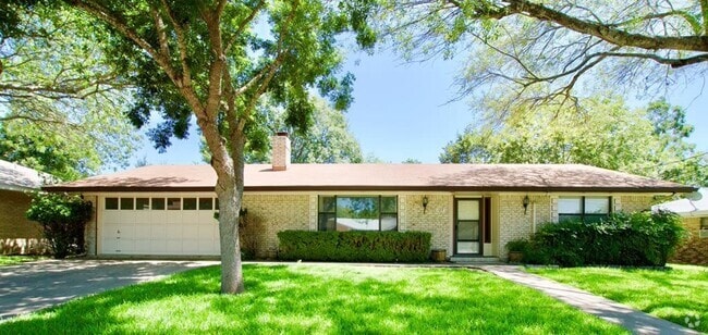 Building Photo - 129 Crestwood Dr Rental