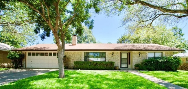 Photo - 129 Crestwood Dr House