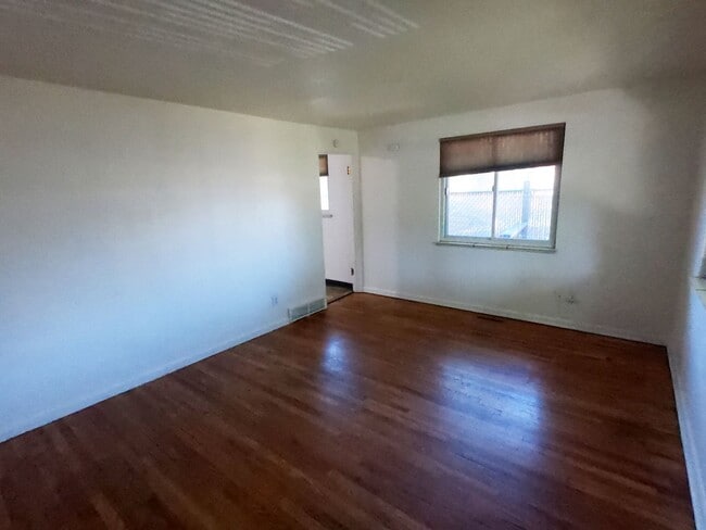 Photo - 2345-2347 Goss Unit 2347