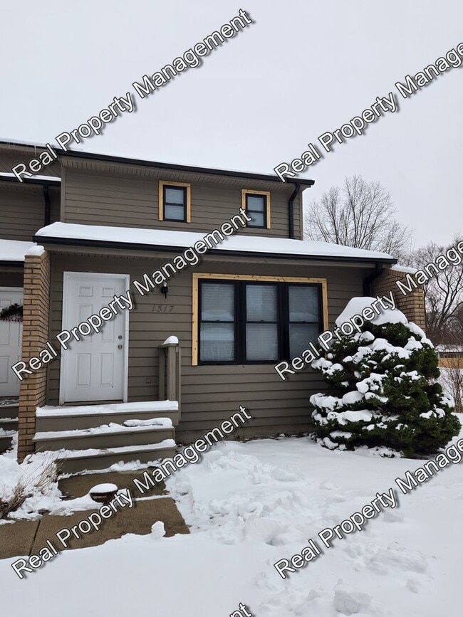 Building Photo - Updated 2 Bedroom Townhome