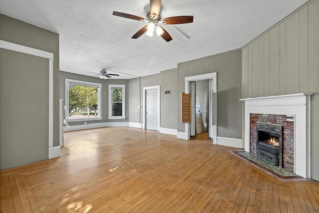 Building Photo - Freemont Duplex Unit Lower