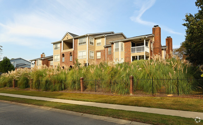 Building Photo - Hampton Courts Rental