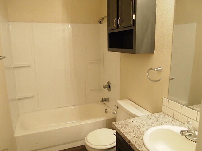 Photo - 980 N Lewis Ave