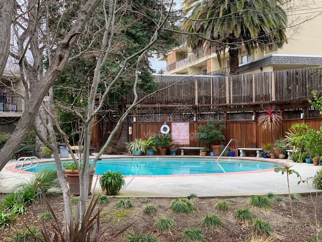 Building Photo - 1470 Creekside Dr