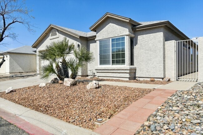 Building Photo - 3 Bedroom home with large backyard!