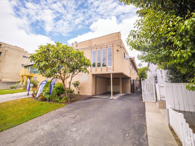 Building Photo - 15114 Dickens St. Rental