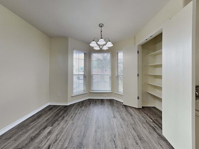 Photo - 6002 Lone Prairie Way