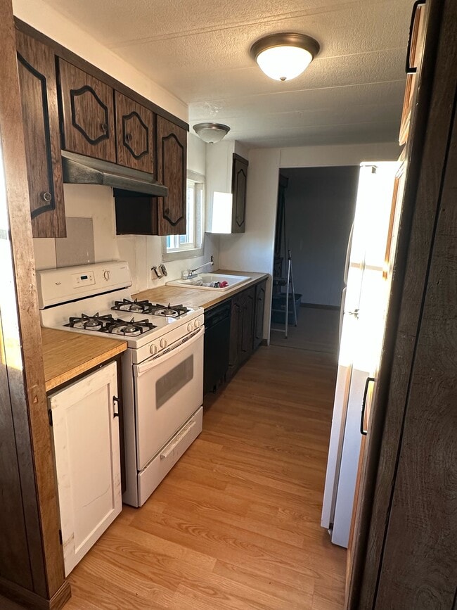 Photo - 1683 Birch St