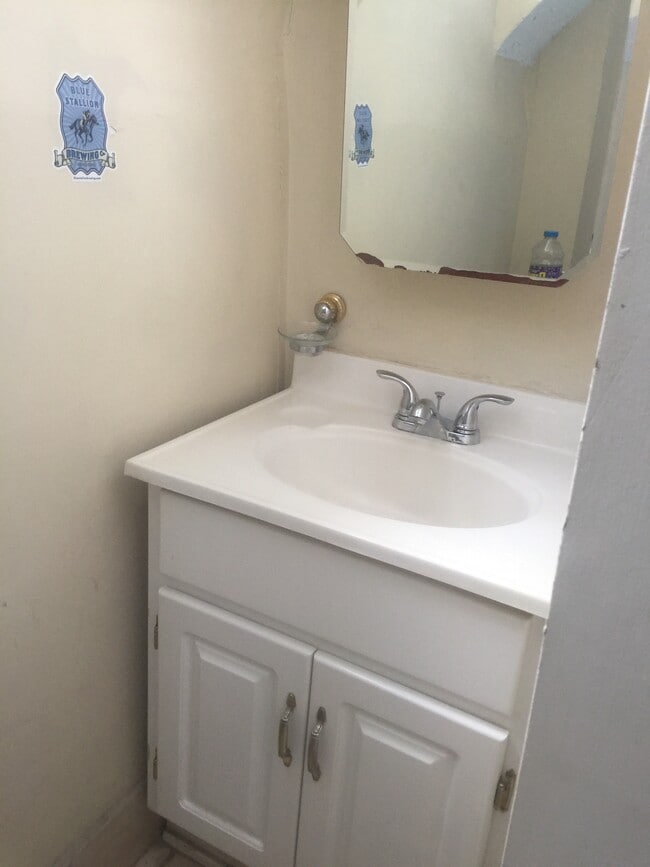 Bathroom - 112 Lyon St Unit 3