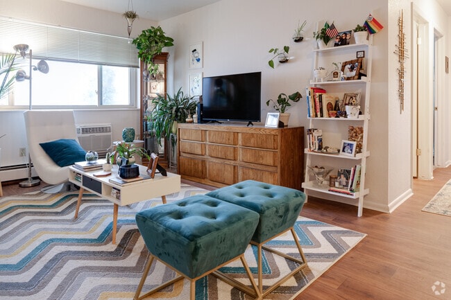 2BR, 1.5BA - 750SF