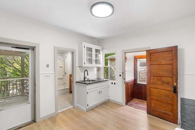 Photo - 31 Hunting St