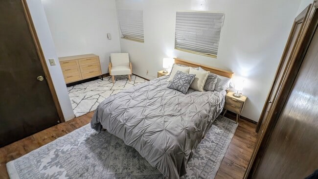 Dormitorio #1 con dos armarios - 495 N Eccles Ave